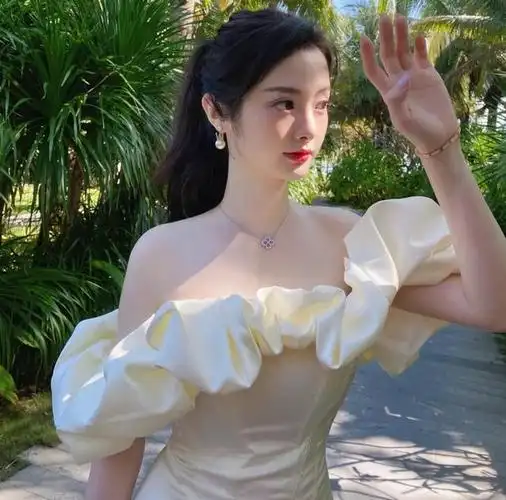 皮肤干燥缺水不止体现在面部,鸡皮肤,掉屑起干皮都有可能是因为肌肤