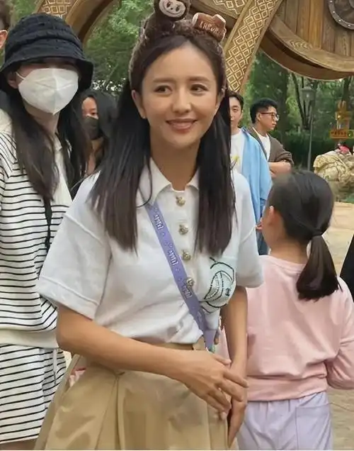 佟丽娅逛街被偶遇,未化妆的她看起来面如土色,和普通大妈无异.