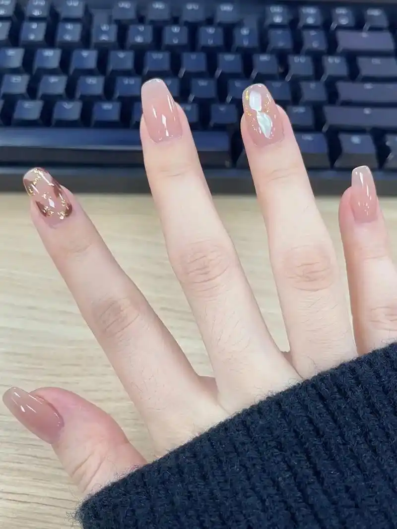 显白美甲秋冬温柔风显手嫩 搭配毛衣能把你们一整个温柔住 #超 - 抖音