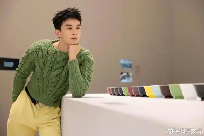 吴磊撑脸照##吴磊宽肩身材