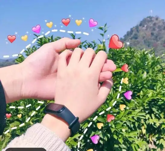 不用露脸也一样可以秀恩爱5种超火情侣手势照推荐给你让你可以低调撒