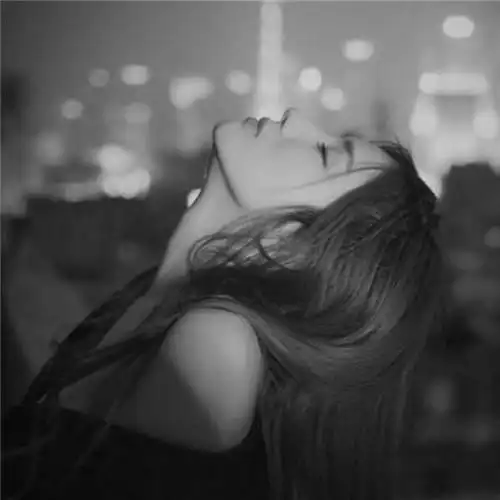 最伤感扎心的头像黑白图片