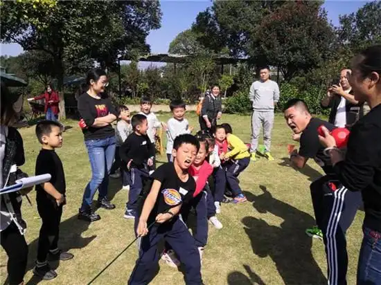 育才学校教育集团开展"大手拉小手—家校互动亲子户外拓展"活动