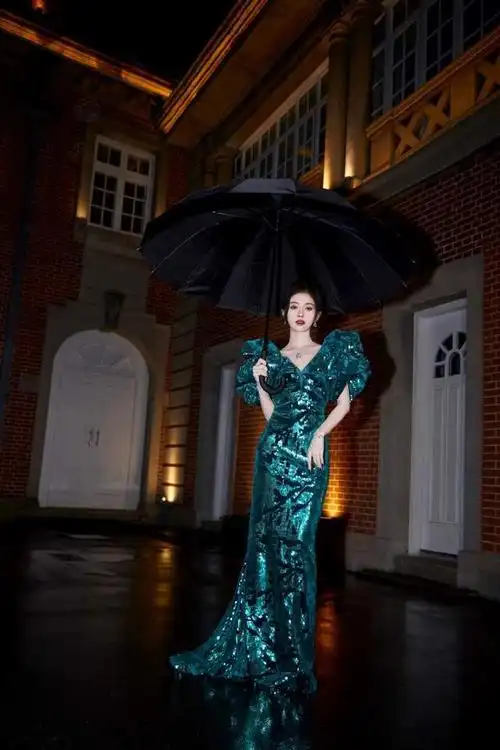 鞠婧祎的小蛮腰真绝一袭墨绿珠光鱼尾裙效果高贵优雅