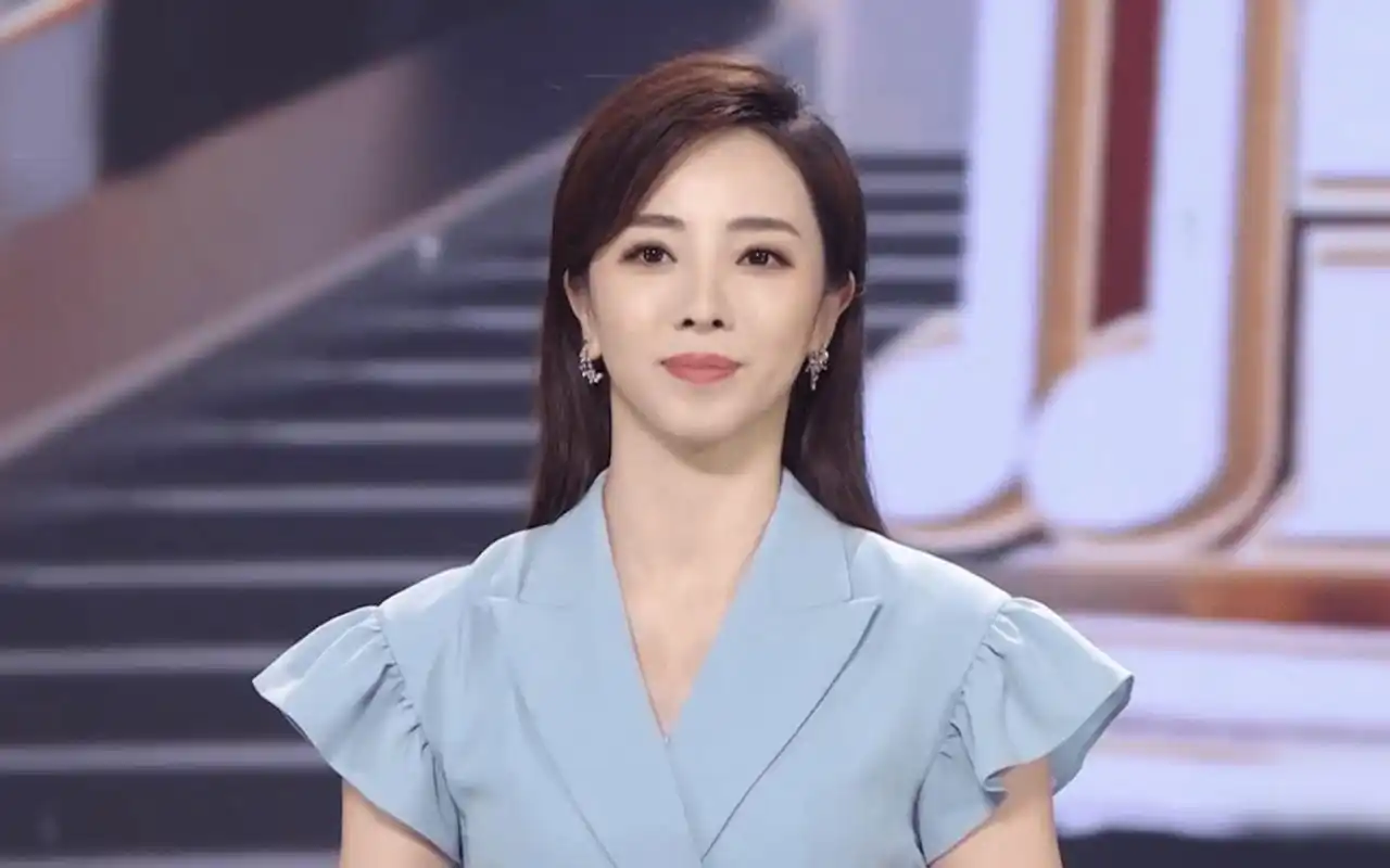 央视主持人李思思变身宝妈开启带娃模式,孩子正脸曝光长相帅气