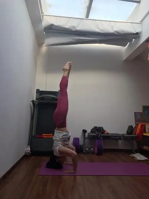 然后可以联系三角倒立,三角倒立不要轻易练习,没有老师辅助或是没有