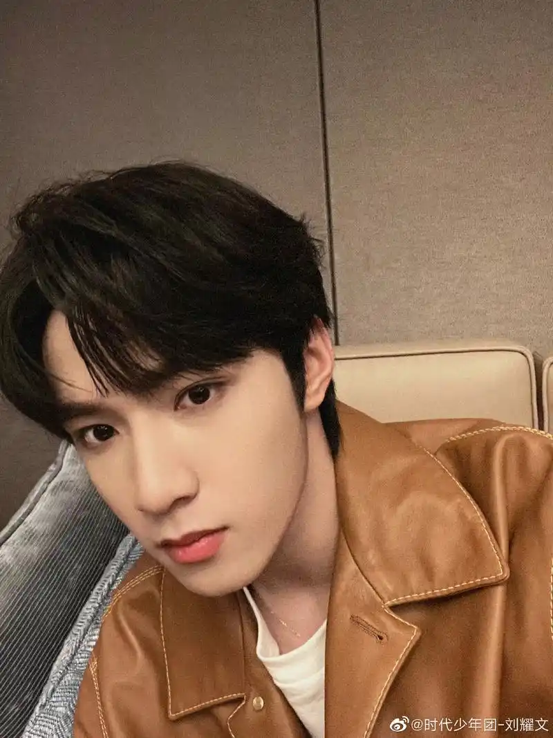 受伤妆容都挡不住的帅气啊|刘耀文|自拍照|妆容_新浪新闻