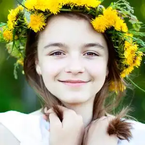 夏天女生美丽小女孩,室外,颜色束花,明亮的阳光灿烂的夏天一天公园的