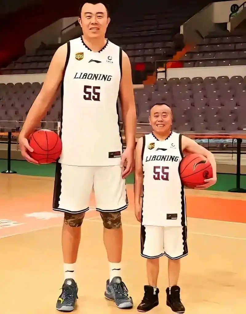 尤其这身高差,对比也太明显了!韩德君得有两个潘长江高吧?