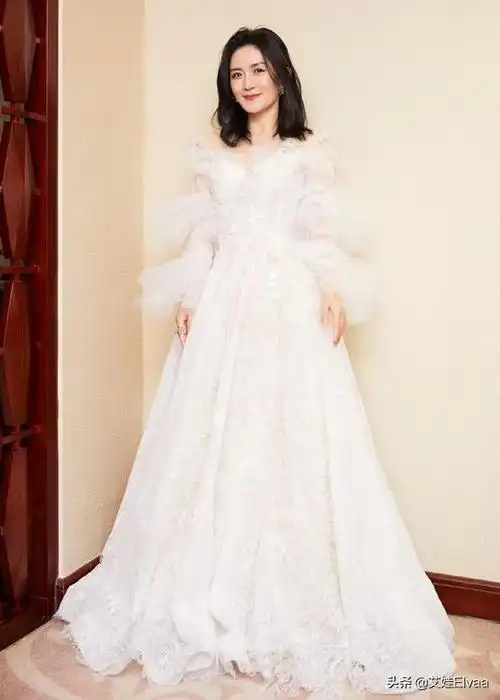 谢娜审美倒退赶机为保暖穿羽绒服配卫衣身材五五分肿得没法看