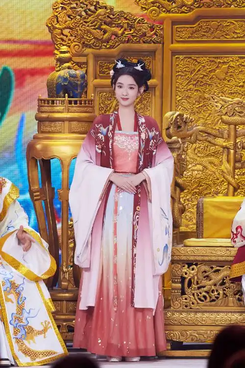 王玉雯龙年小龙女造型