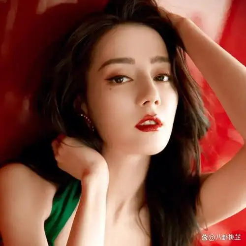 迪丽热巴:身材杠杠滴,性感长裙美照