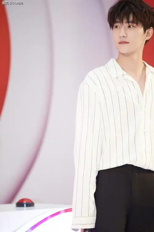 杨洋身着白色条纹衬衫清爽的穿搭尽显夏日魅力