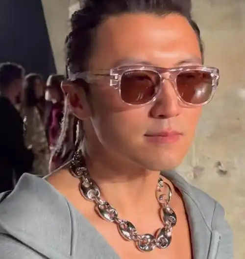 谢霆锋现身活动颜值大翻车!身材发福造型太油腻,遭到网友的吐槽