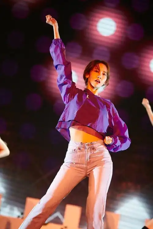 林允儿的蚂蚁腰,竟然比舞蹈演员还要瘦一半!