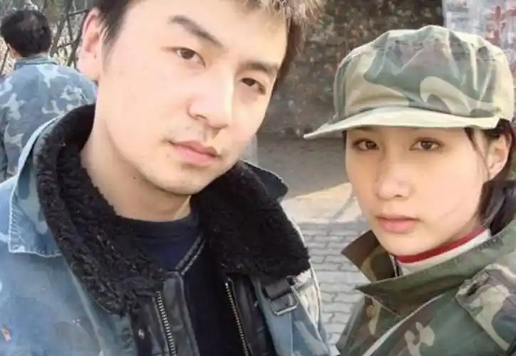 雷佳音一家三口外出,父女俩捏脸互动超搞笑,女儿身材高挑