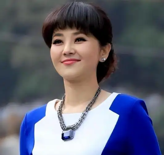 回顾主播方琼央视工作15年闪婚嫁给大8岁的领导如今过得怎样