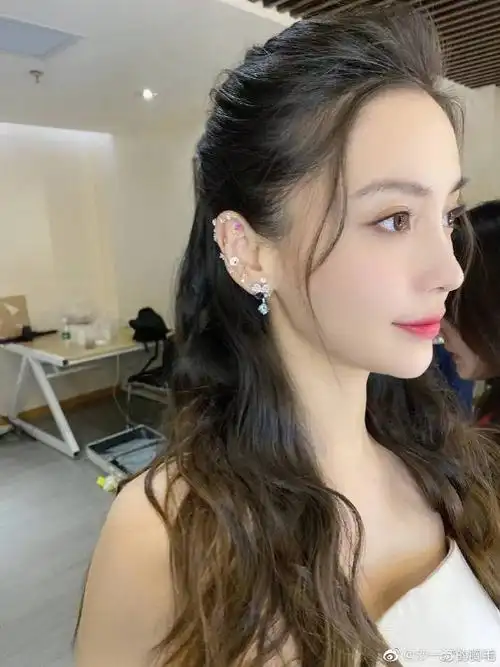 杨颖晒车内侧颜随拍