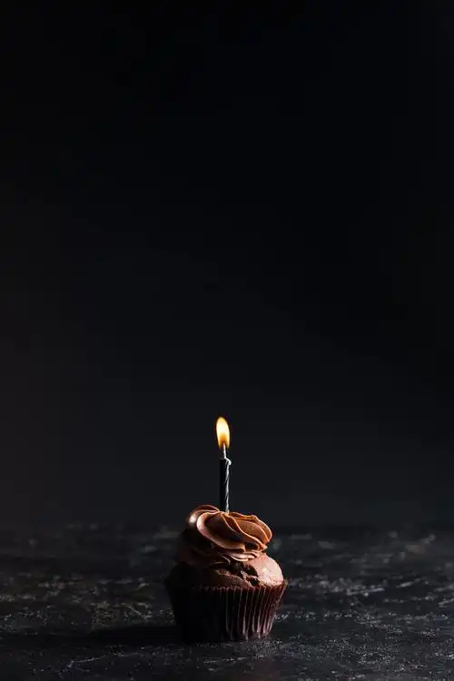 巧克力蛋糕与蜡烛节日巧克力蛋糕与蜡烛烧黑的特写视图