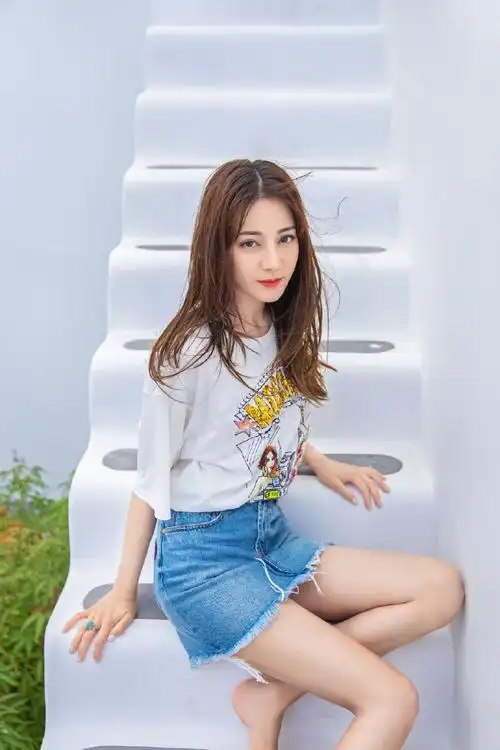 迪丽热巴美腿裸足