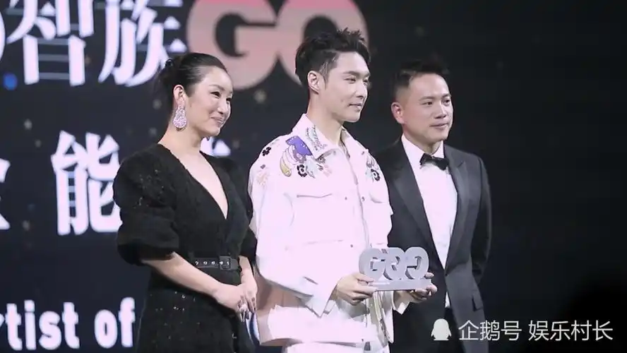 张艺兴gq现场喝酒干大半杯后微醉尽情唱跳杨幂在台下也跟着嗨起来