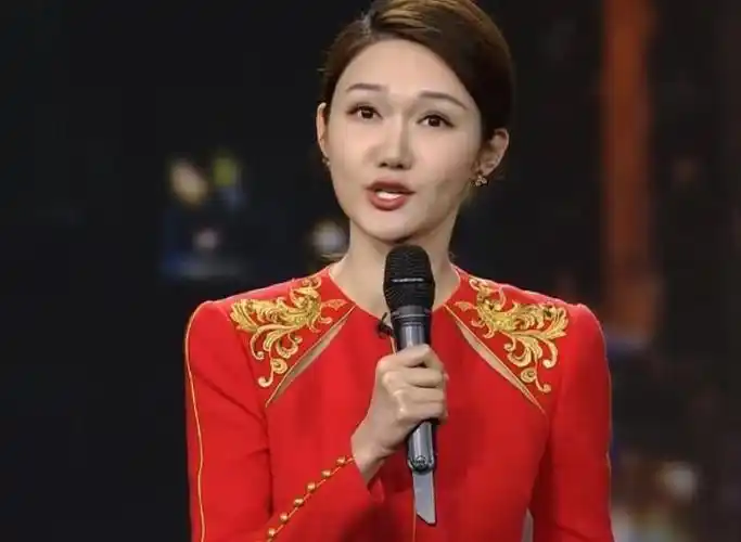 她们俩在春晚舞台担任主持人的时间都不长,像龙洋是2021年首次登上