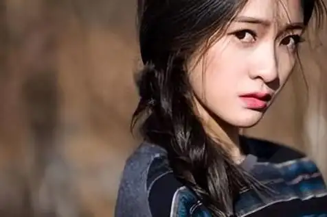 张雪迎疑曝新恋情!男方神似秦俊杰,遛狗买菜牵手拥抱同回小区!