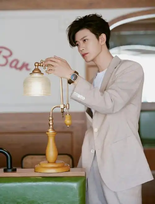 任嘉伦卡其色穿搭##任嘉伦青岛活动人气##任嘉伦青岛