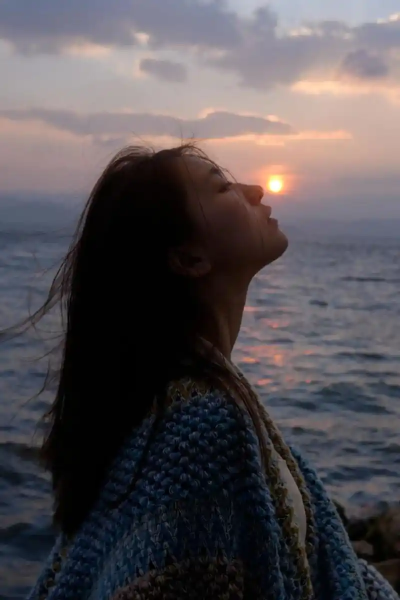 我不是一定要你回来,只是当又一个人看海……#你说爱像云要自在 - 抖