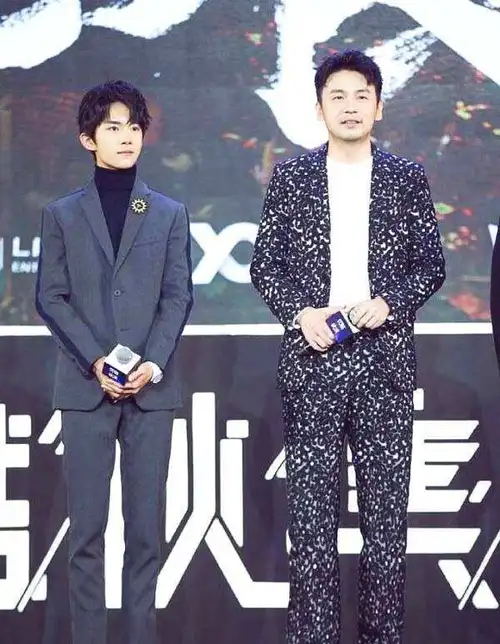 易烊千玺有多高?跟185的胡歌同框矮了有大半个头,网友:最多175