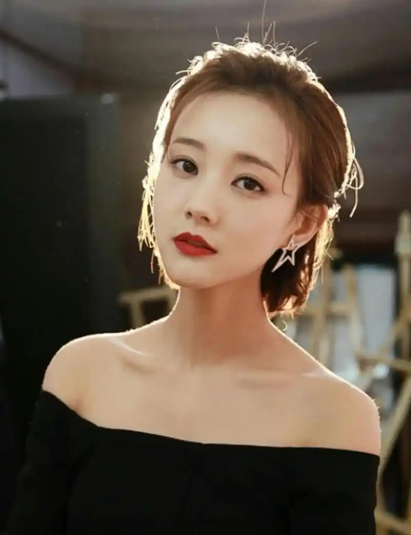 李一桐短发造型现身机场 穿搭清新笑眼盈盈超温柔