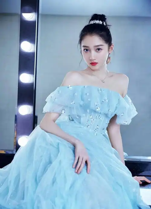 关晓彤穿蓝色抹胸长裙 大秀香肩气质清冷_锁骨