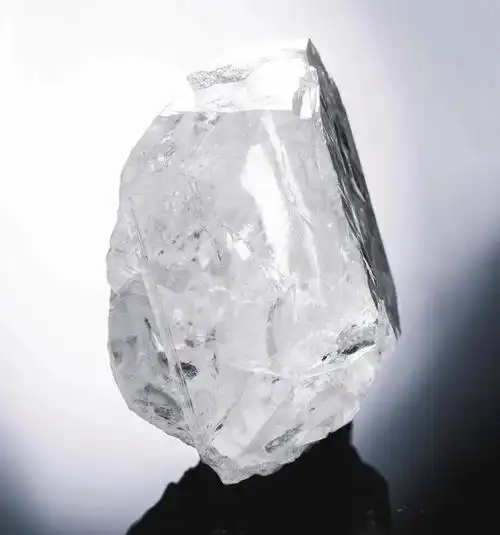 钻石通过钻石原石经过复杂的工序加工打磨出来的,钻石原石并没有成品