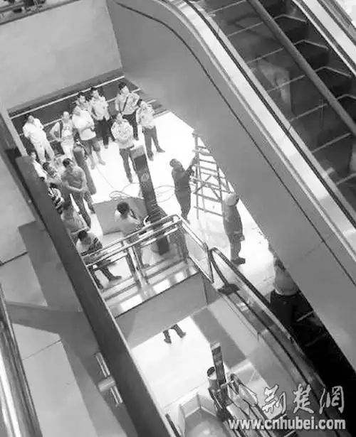 荆州女子被卷入商场扶梯身亡遇难前举出3岁幼童
