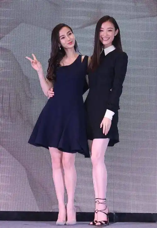 倪妮的身高太占优势和杨颖同穿黑色看出差别