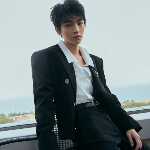 易烊千玺王源王俊凯同款团队演出舞台艺考年会酒会男短款西服9093