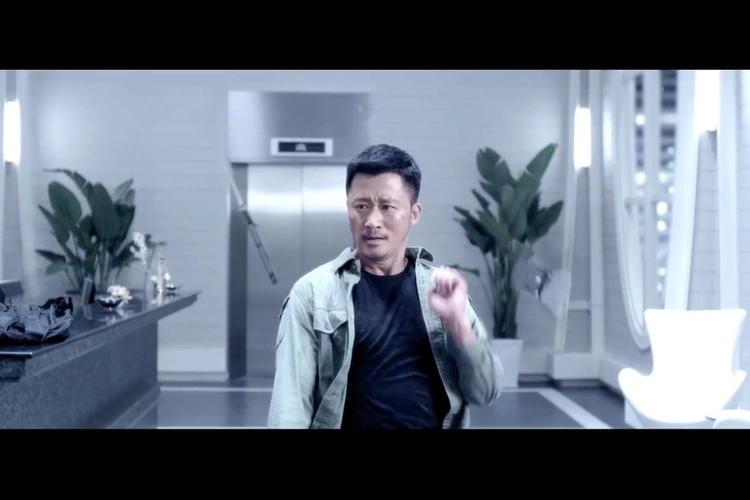 杀破狼有颜有功夫的吴京躲飞刀的时候超帅