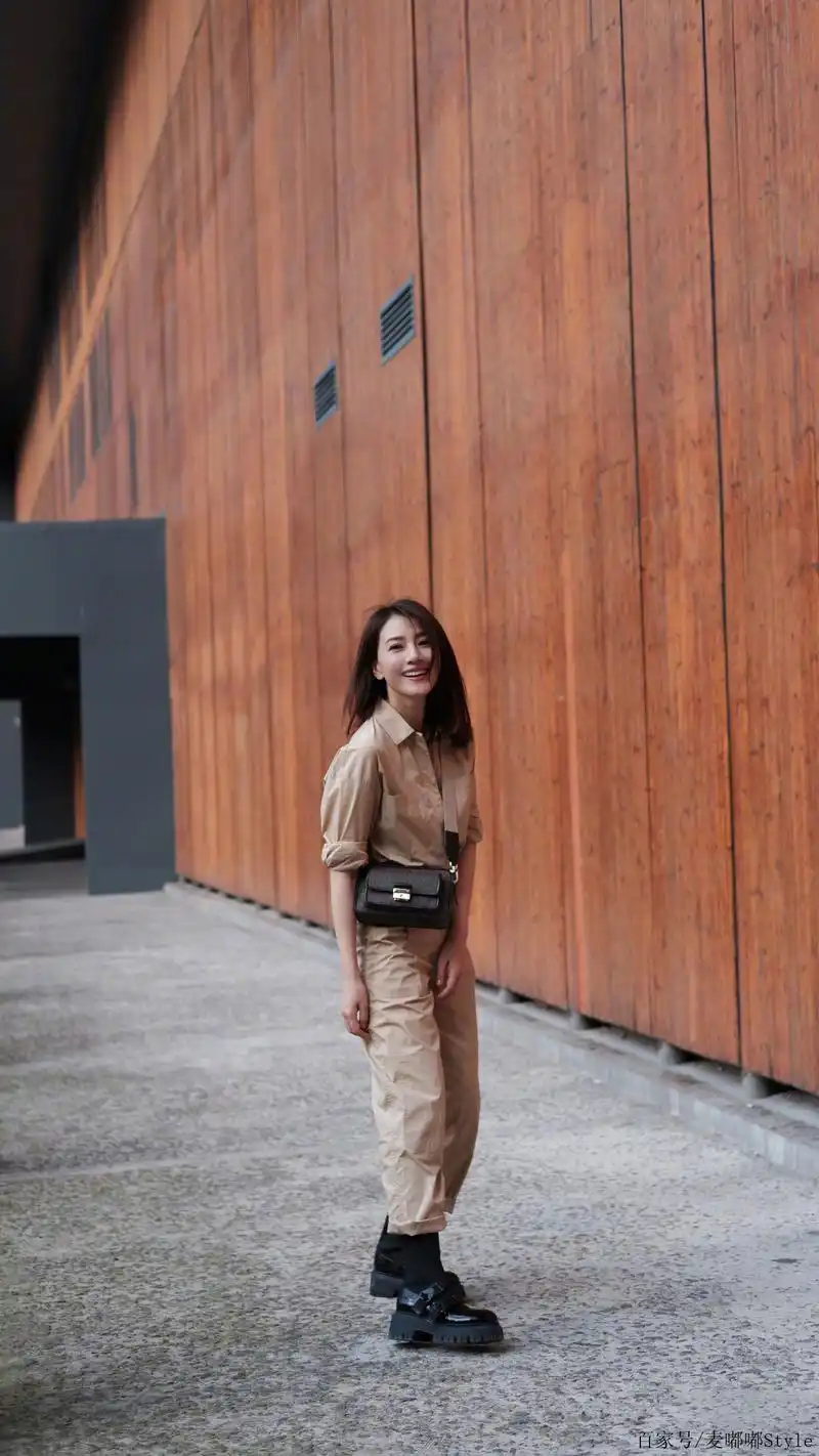 42岁高圆圆状态也太好了吧,连体工装裤穿搭,干练轻熟风get!