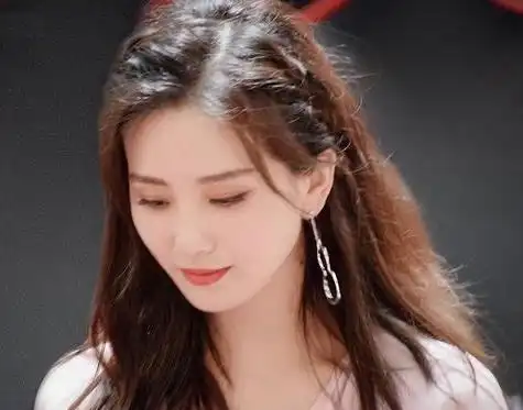 刘诗诗一袭粉色长裙,优雅迷人!__财经头条