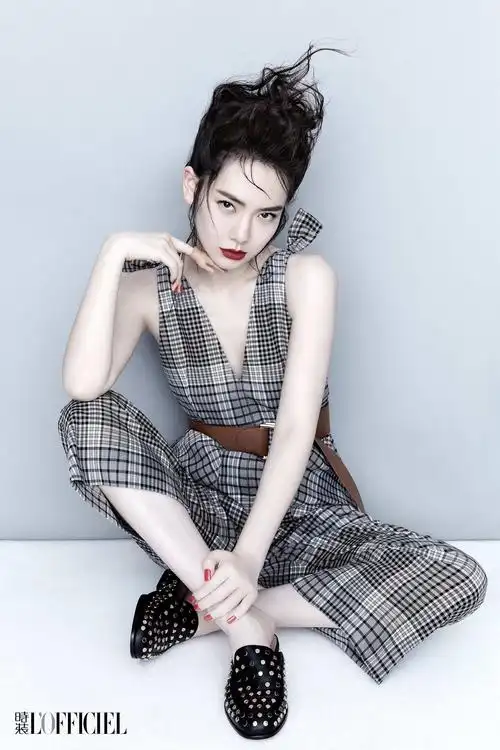 戚薇登时装杂志封面 帅气演绎"冷都女"_明星写真_大麦娱乐网