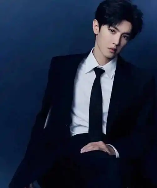 当红男艺人穿西装颜值排名,邓为第 7,朱一龙第 5,谁是第?