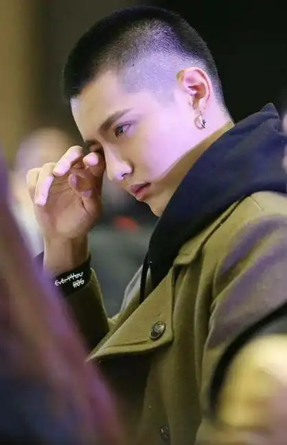 搜狗图片搜索欣赏碎平头发型图片 凸显男生帅气五官的必备发型