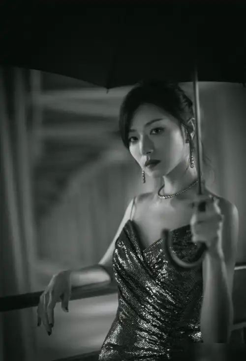 万茜黑白调大片高开叉亮片裙凸显修长美腿满满的高级感