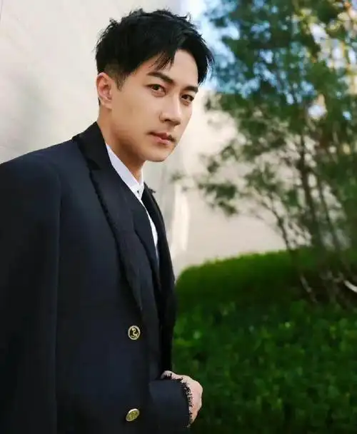 刘恺威现任女友近照曝光,40岁穿抹胸裙可盐可甜,这颜值不输杨幂