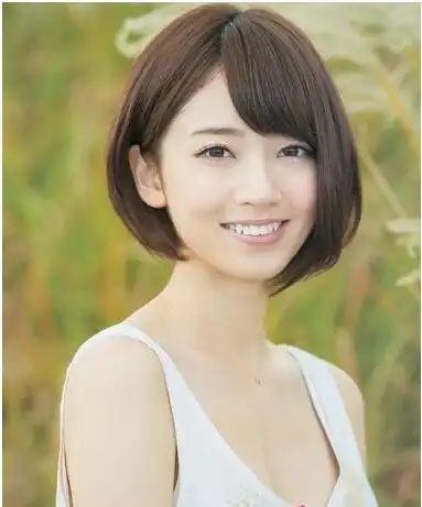 方脸女生内扣包脸短发发型,头发顺着眉型梳成内扣的小卷烫发,脸颊两边