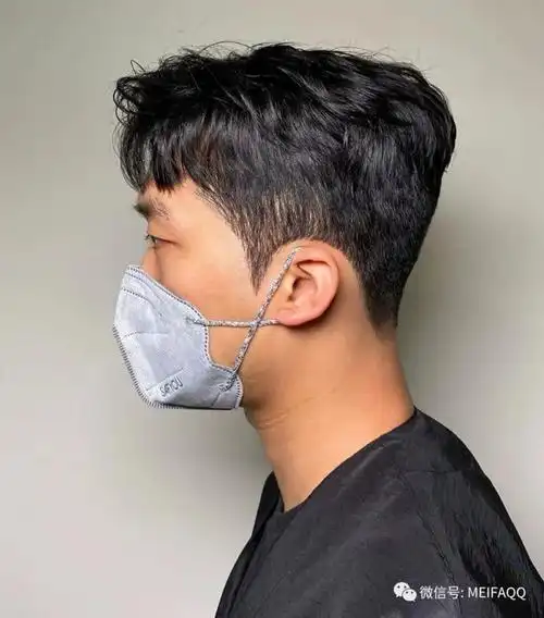 别剪三面光了今年流行留鬓角的发型