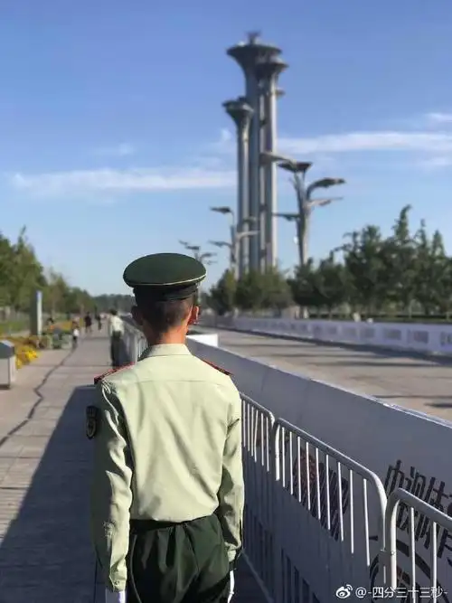 但却留给我们的只有背影,他们就是中国军人!