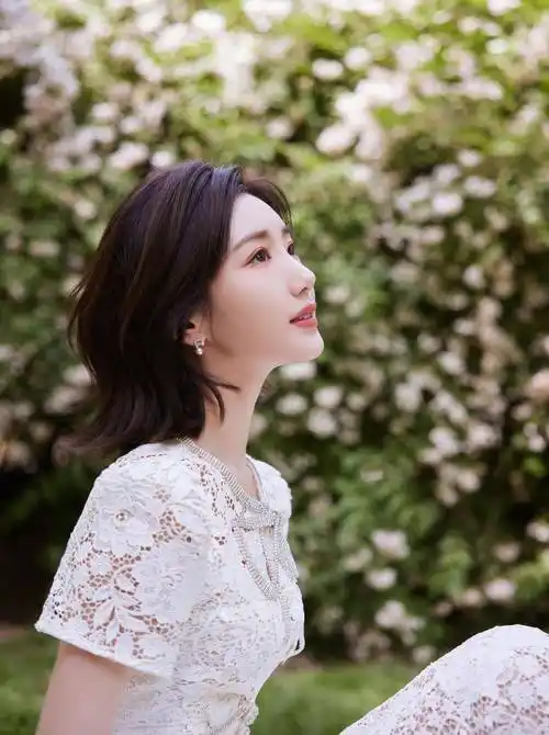 毛晓彤白色时尚镂空裙造型_图片_短发_裙子