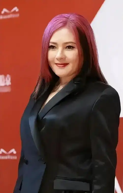 遇到的事情太多了,李丽珍的变化这么大,真是个遗憾的女明星.