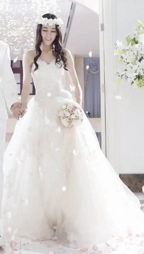 《一千零》《李慧珍》《幸福触及》,你更喜欢热巴哪套婚纱造型呢